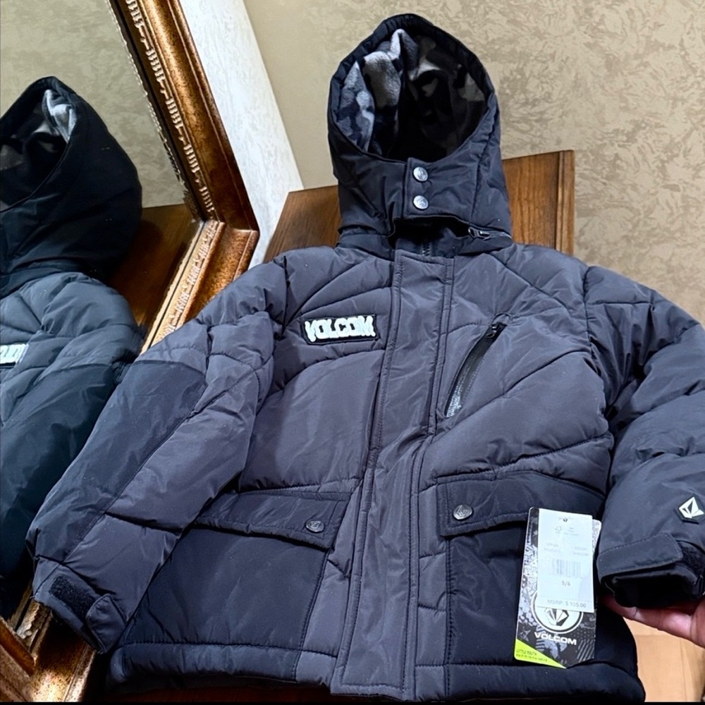 Volcom Boys Black Hooded Jacket. Size 5/6. Soft camo fleece inside.